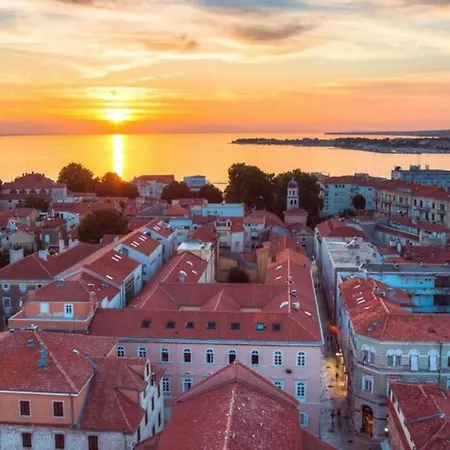 Nina 2 Bedroom Old Town ! *
